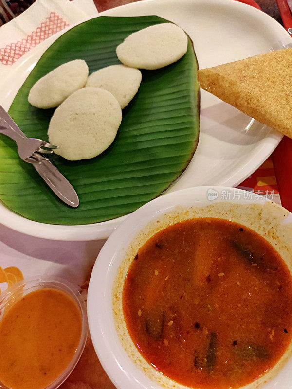 南印度素食菜Idli Sambar/ Sambhar/ Sambhar盘在芭蕉叶上